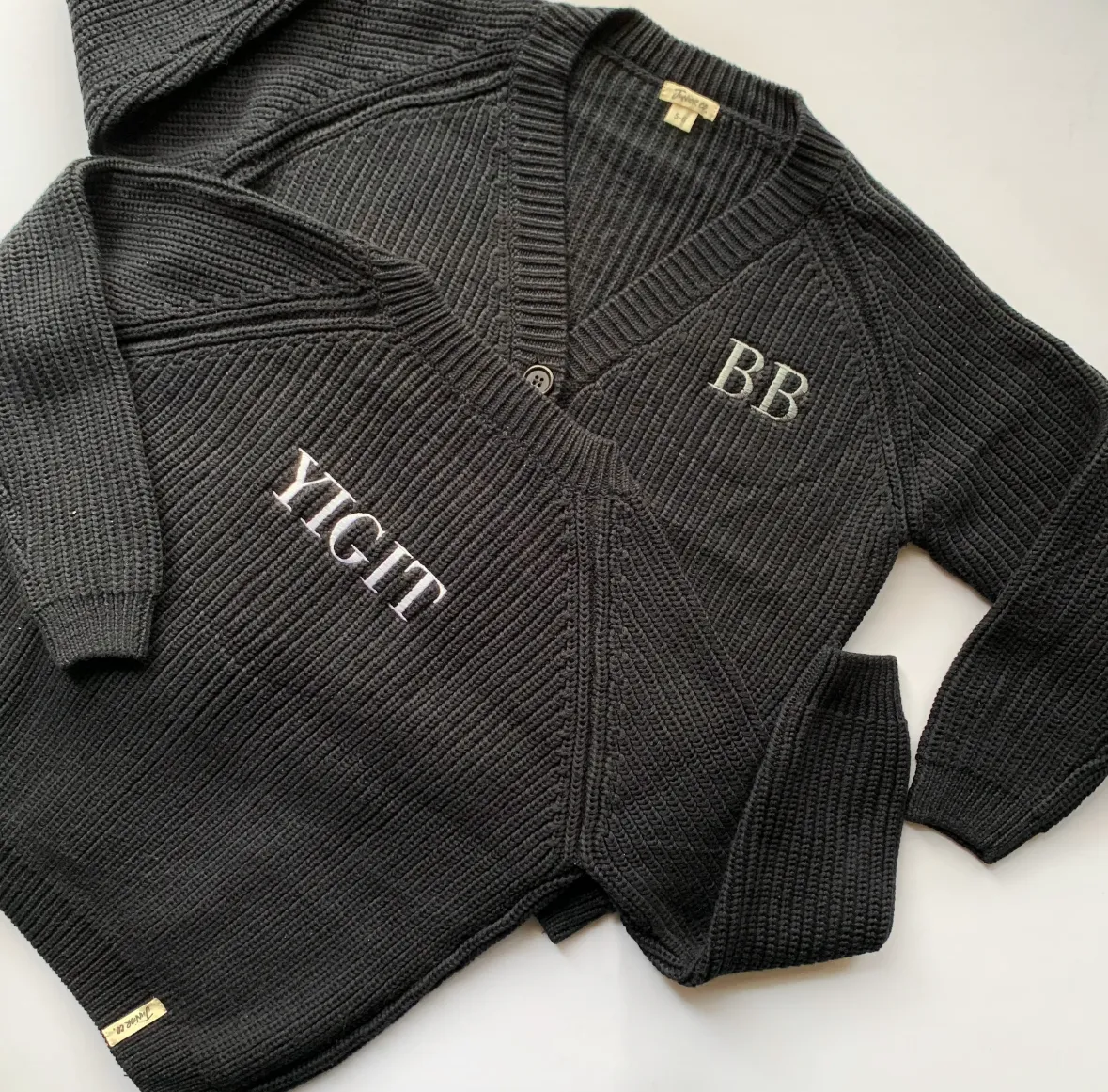 Chic Comfort: Baby Cardigans in Classic Black!