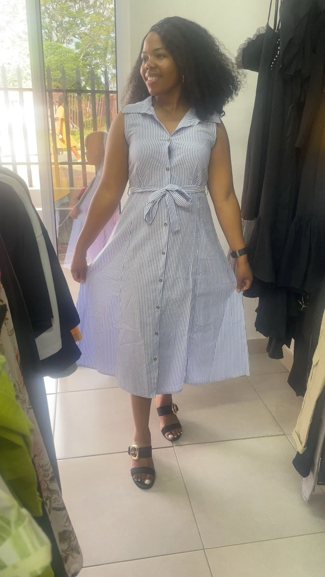 SLEEVELESS FIT & FLARE BELTED MIDAXI SHIRT DRESS - WHITE/BLUE