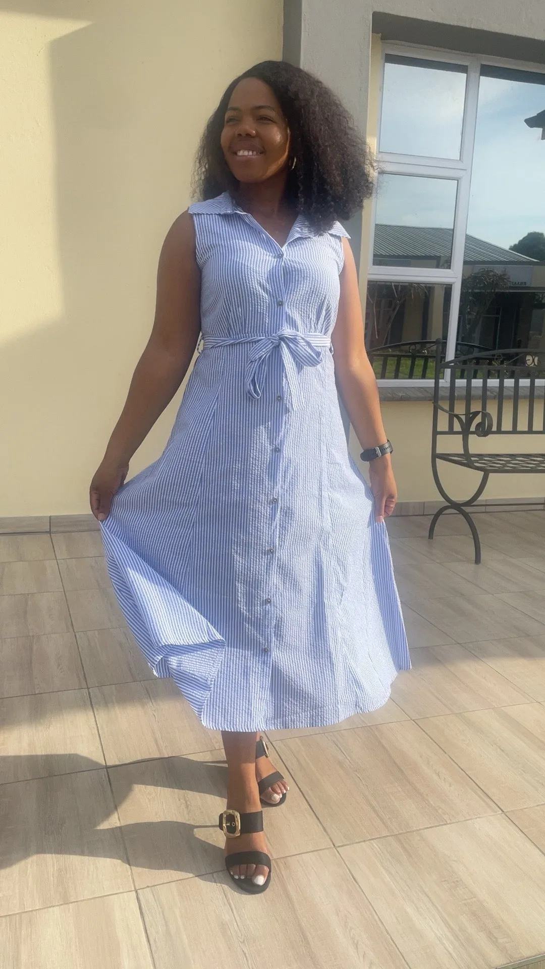 SLEEVELESS FIT & FLARE BELTED MIDAXI SHIRT DRESS - WHITE/BLUE