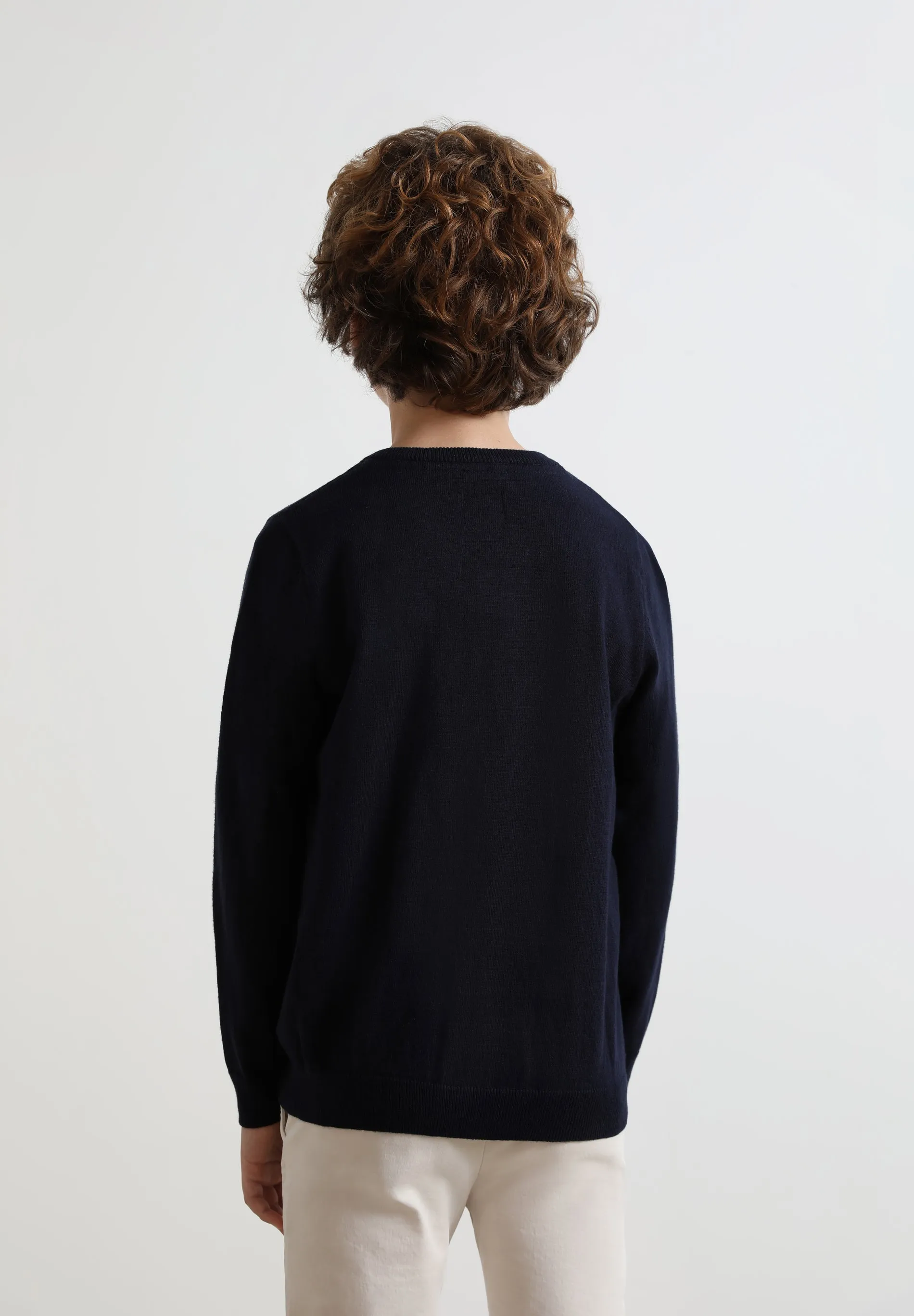 SWEATER GOLA EM BICO COM LOGÓTIPO
