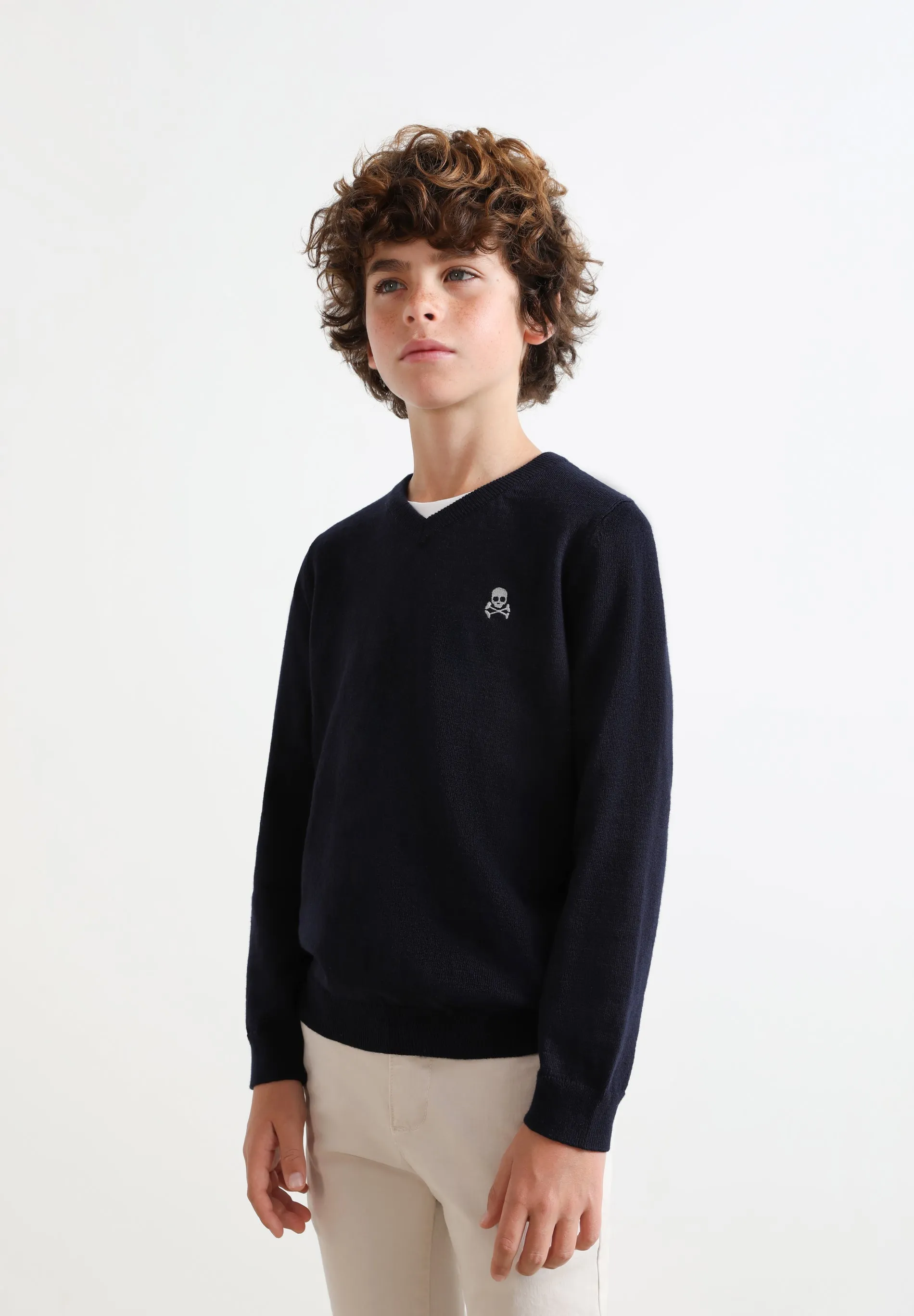 SWEATER GOLA EM BICO COM LOGÓTIPO