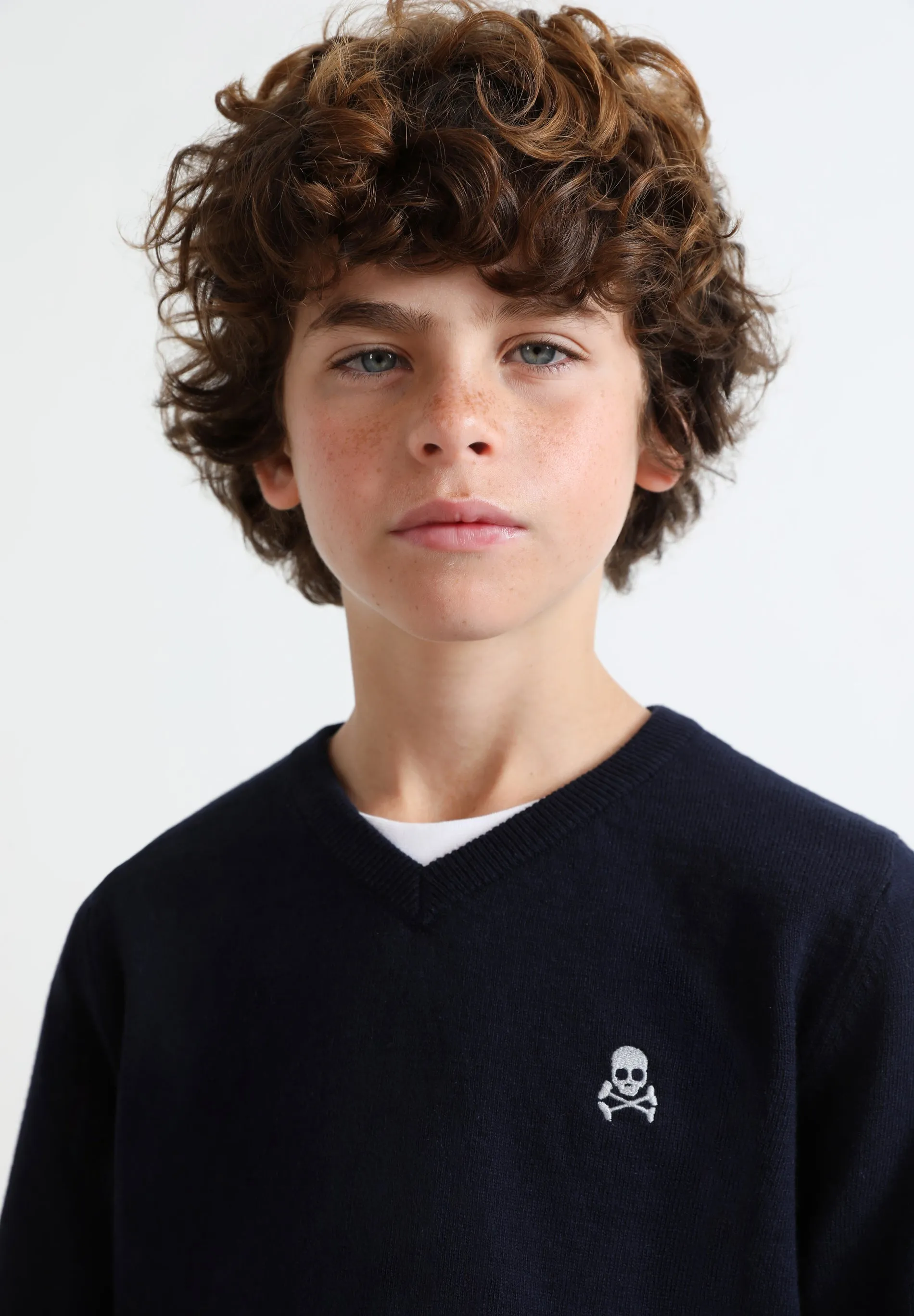 SWEATER GOLA EM BICO COM LOGÓTIPO