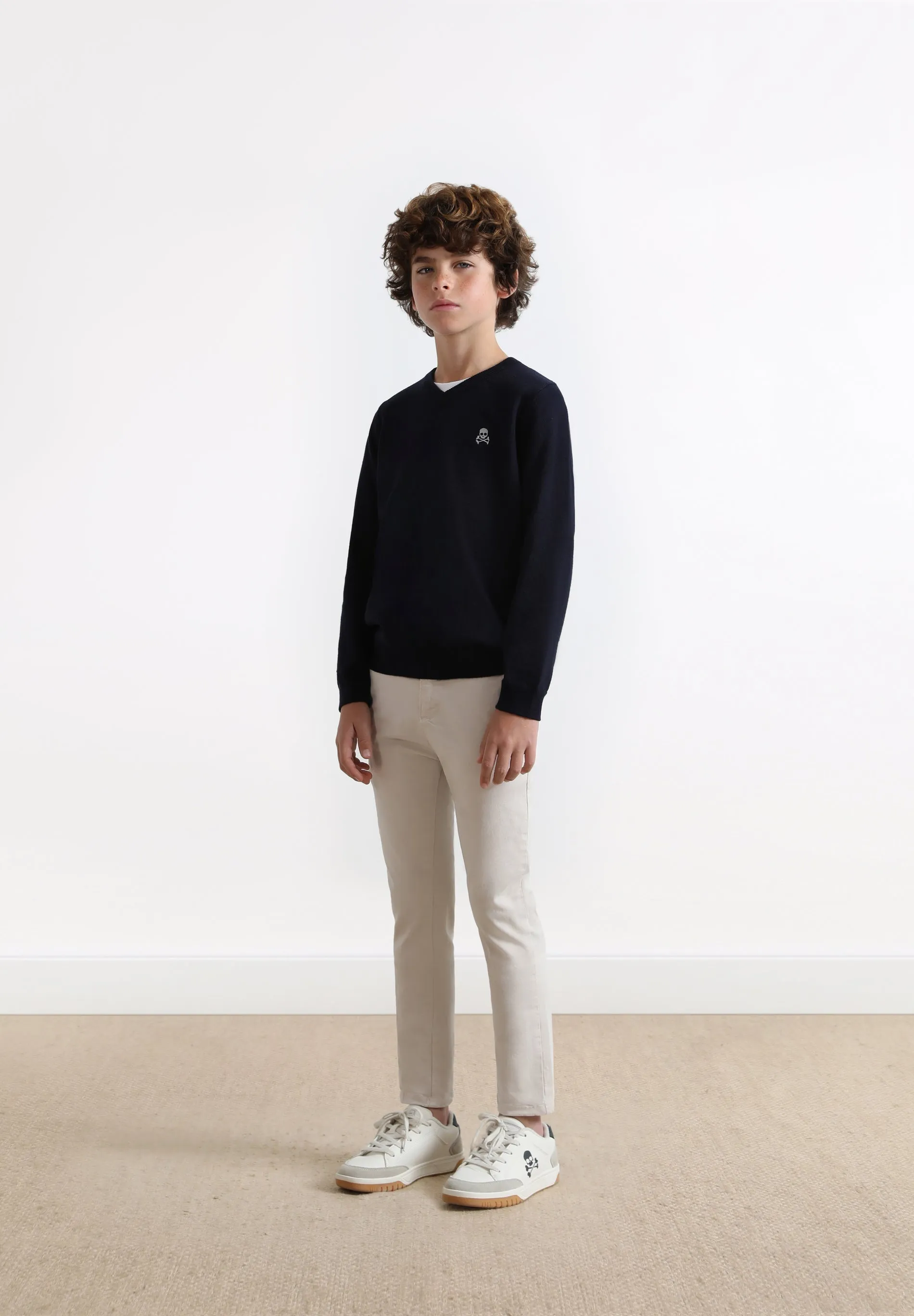 SWEATER GOLA EM BICO COM LOGÓTIPO